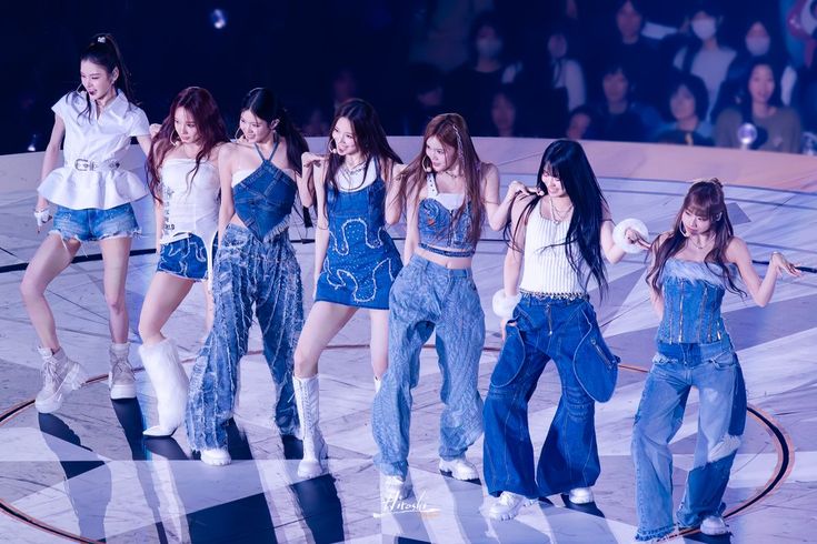 prod_izna's tweet image. #izna’s last performance as a 7-member group was 1 year ago today, at 2025 laposta.