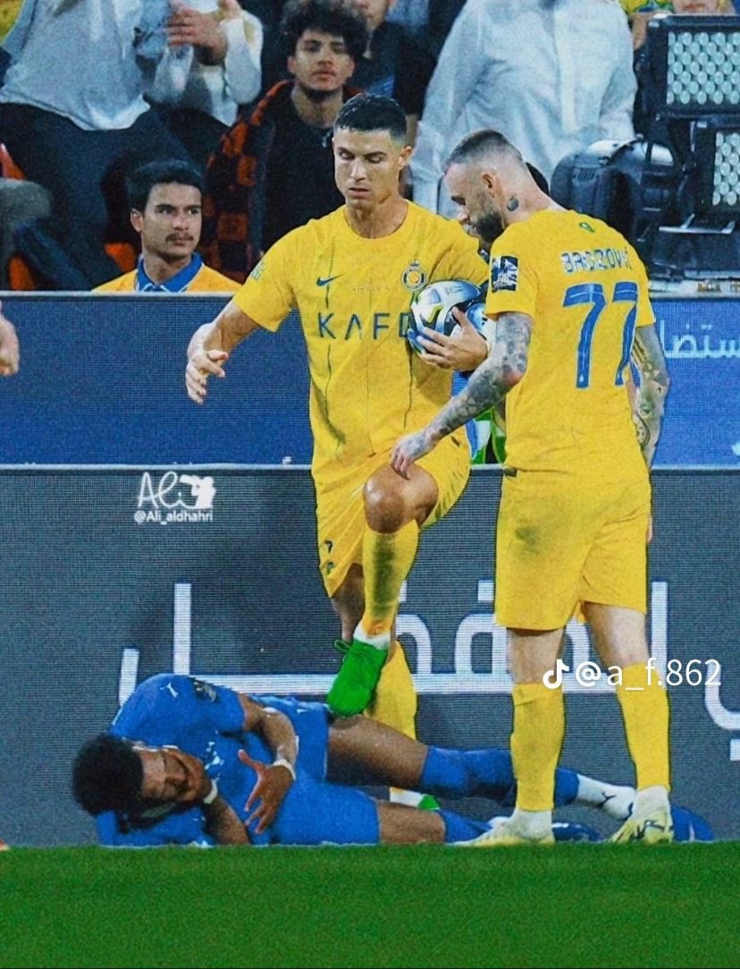 لو صحيح رونالدو كان يبي الهلال ليش تركته ووقعت مع حمدالله ؟؟ 😂😂😂😂

الحقيقة اللي يدرون عنها بس يكابرون مسوين 
انفسهم مجانين رونالدو رفض عروضهم كلها 
ورغب بالتجديد مع النصر وطالب بالدعم لنادي النصر
