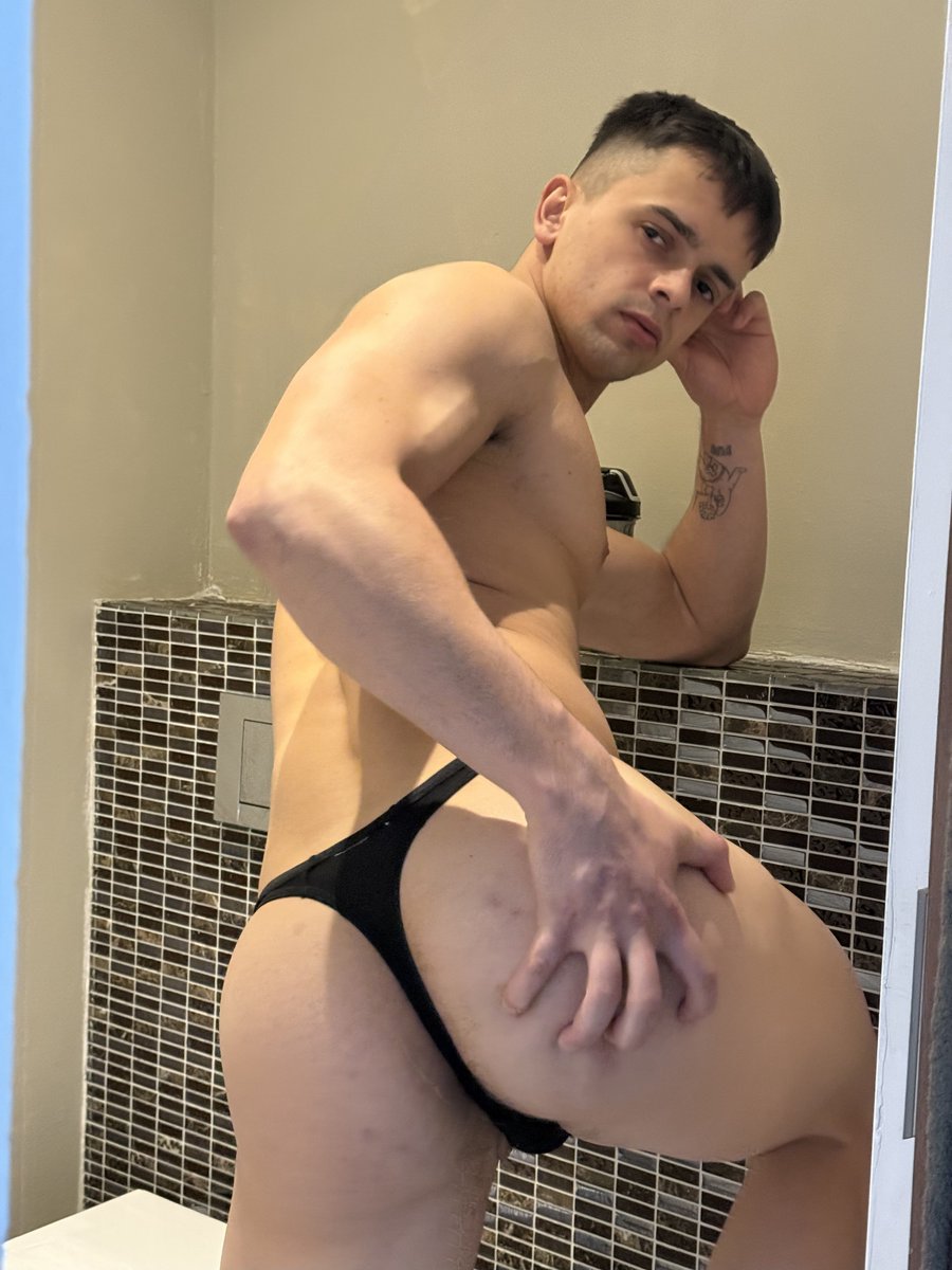 Can I be your bottom?
All my content linktr.ee/charlesvip