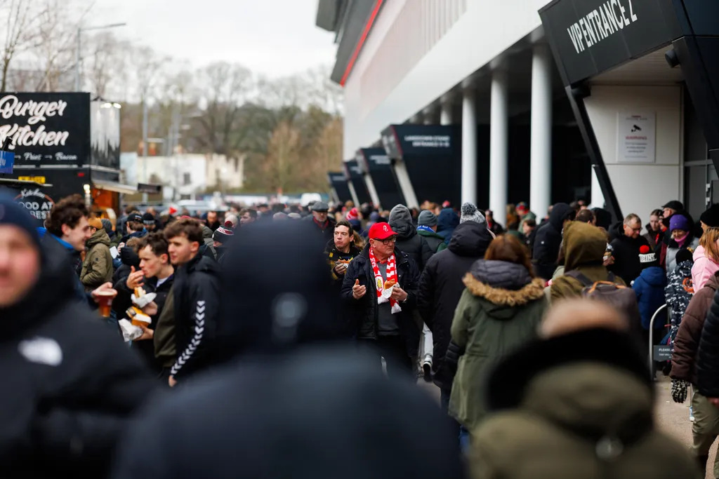 ForeverBristol1's tweet photo. Lansdown you're worth £2Bn and spend £20M pa. on City = 1% of income.
Assume an average City fan earns £30k pa and spends £1k pa supporting the club = 3.3% of income.
Steve, they are doing their bit too so please show less hubris & treat us all with some respect; we are grateful BUT!