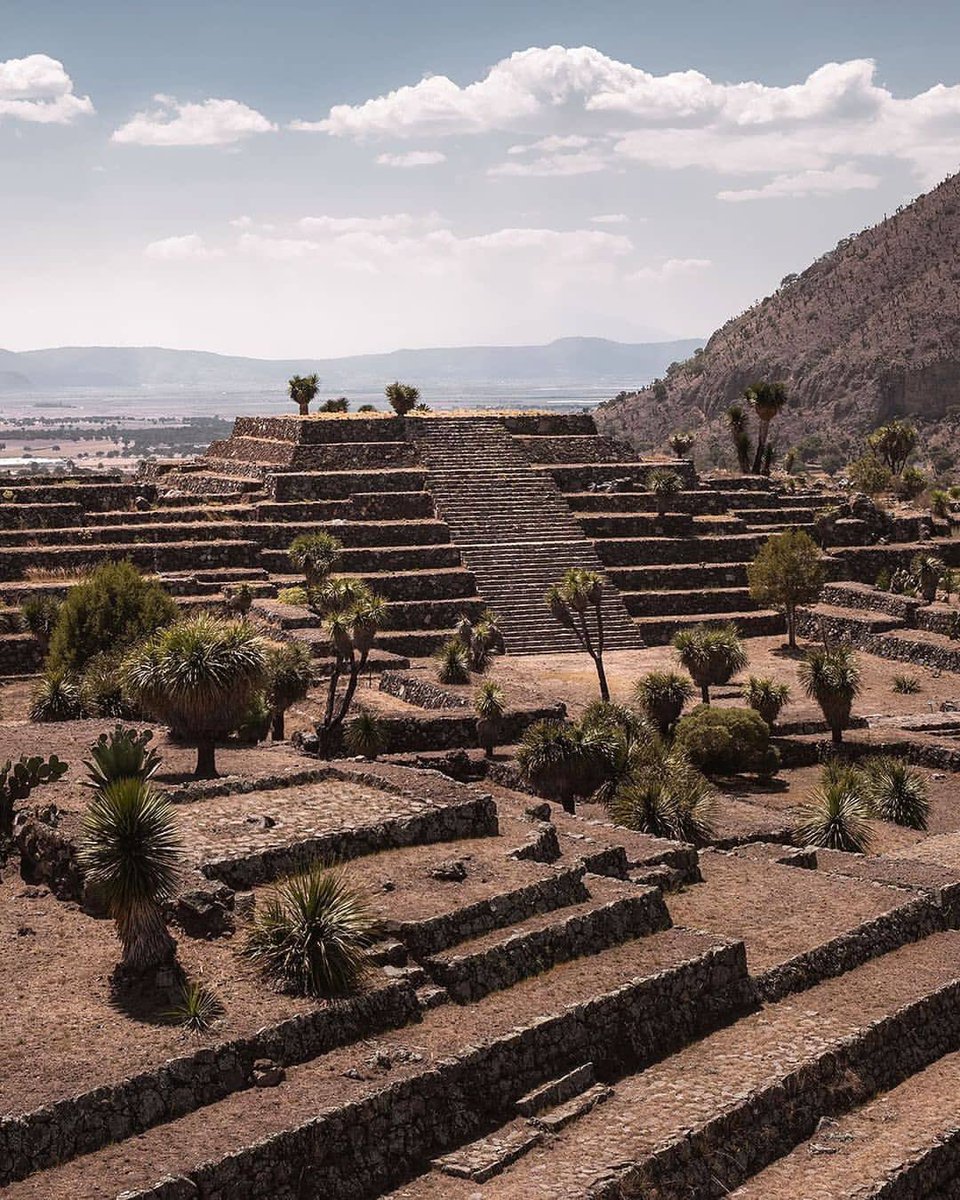 ¿Sabías que en el estado de Puebla existe una ciudad de piedra tan compleja que fue diseñada para que ningún extraño pudiera salir de ella? 😱

Se llama Cantona y es, probablemente, el sitio arqueológico más extraño y fascinante de todo México. A diferencia de otras ciudades