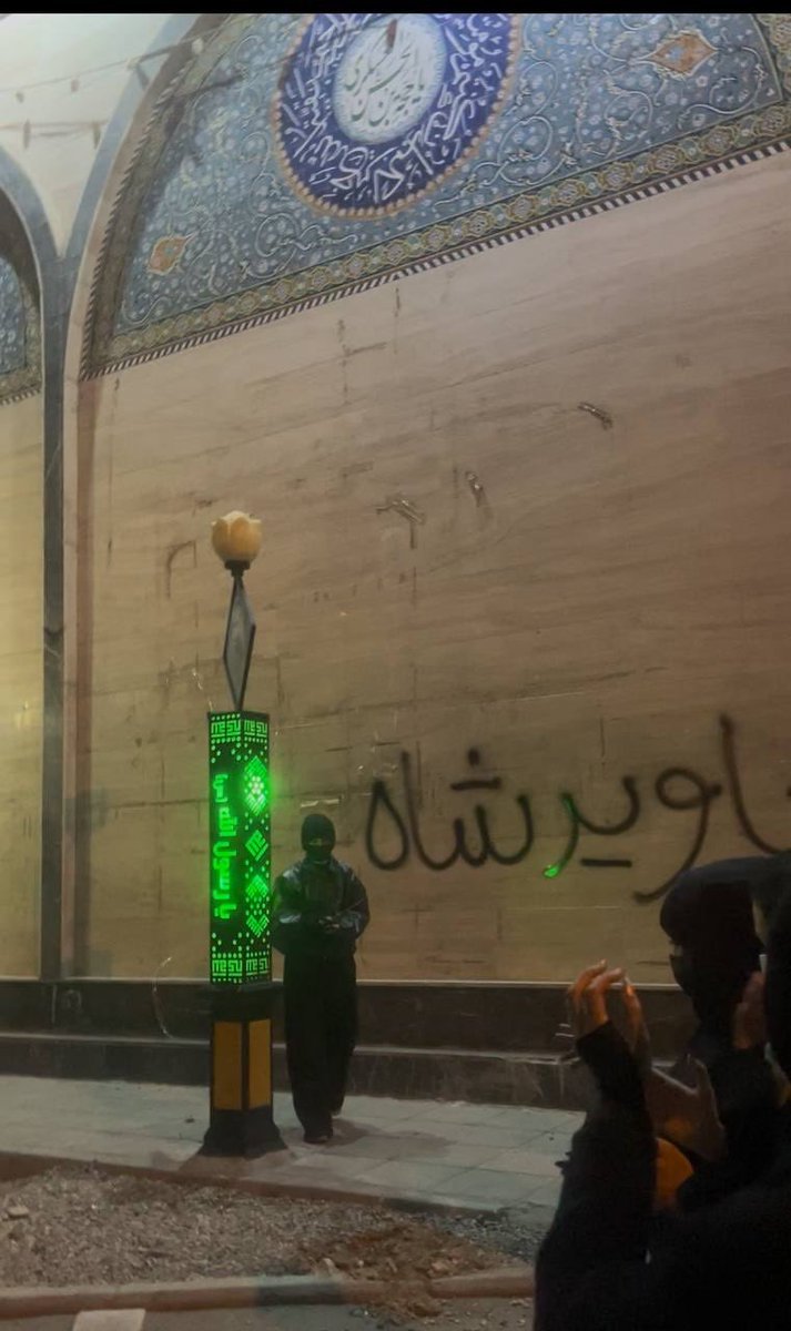 shahrak_ekbatan's tweet image. دیوار نویسی جاوید شاه بر روی حسینیه مزدوران جمهوری اسلامی در شهرک اکباتان