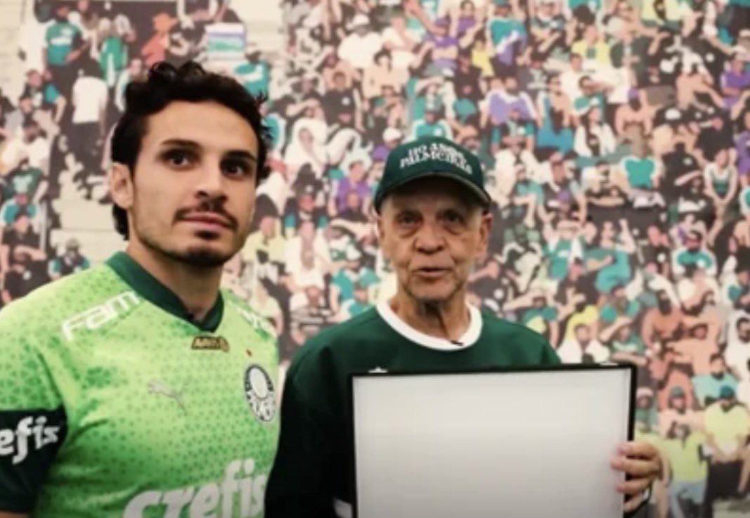 Eu representei o Palmeiras. Você também. Obrigado, ídolo! 💚 <a href="/raphaelveiga23/">Raphael Veiga</a>