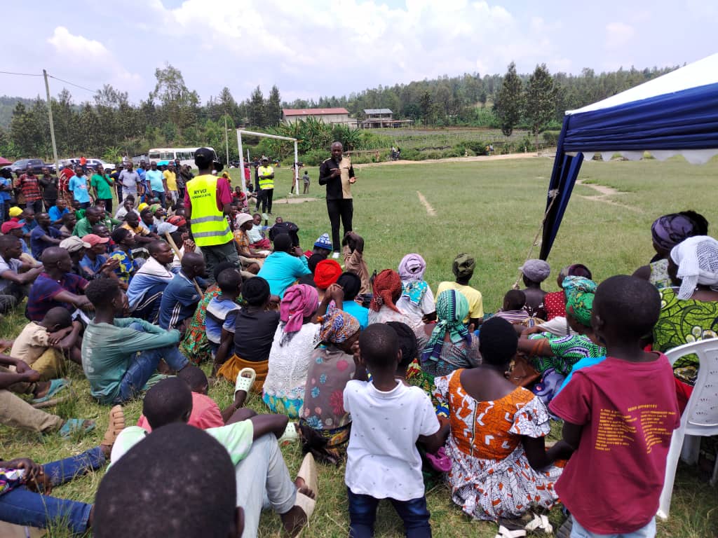 Urubyiruko rw'abakorerabushake rwa <a href="/RwandaYouthVol1/">Rwanda Youth Volunteers</a> bo mu karere Ka  <a href="/RuhangoDistrict/">Ruhango District</a>  twakoze ibi bikorwa
✅Gutunda umusenyi n'umucanga 
✅kubaka amabaho y'inzu
✅Kubaka umugende w'inzu
✅kwitabira Night Run twizihiza umunsi w'intwari
✅Gutunganya umuhanda <a href="/RwandaLocalGov/">Ministry of Local Government | Rwanda</a>