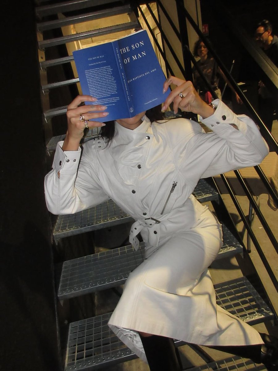 RevistaEliteqr's tweet image. Dua Lipa marca la fórmula infalible para febrero 2026: falda blanca y botas negras🤍🖤 
Minimalismo con actitud que eleva cualquier look. ¿La copiarías?

#Moda2026 #StreetStyle #LuxuryFashion 

revistaelitemx.com/dua-lipa-inspi…