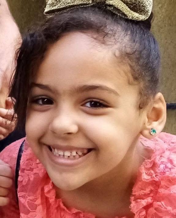 هذه الطفلة الجميلة اسمها حلا أبو ضلفة من غزة، ذهبت مساء اليوم إلى البحر لتلعب قليلاً بعيداً عن قسوة الخيام، فاغتالتها رصاصة من الزوارق الحربية، فارتقت على الفور، واختفت ضحكتها إلى الأبد !!
هذه ليست الطفلة الوحيدة التي ارتقت اليوم، فهناك 7 أطفال آخرين مثلها ارتقوا بلا ذنب !!