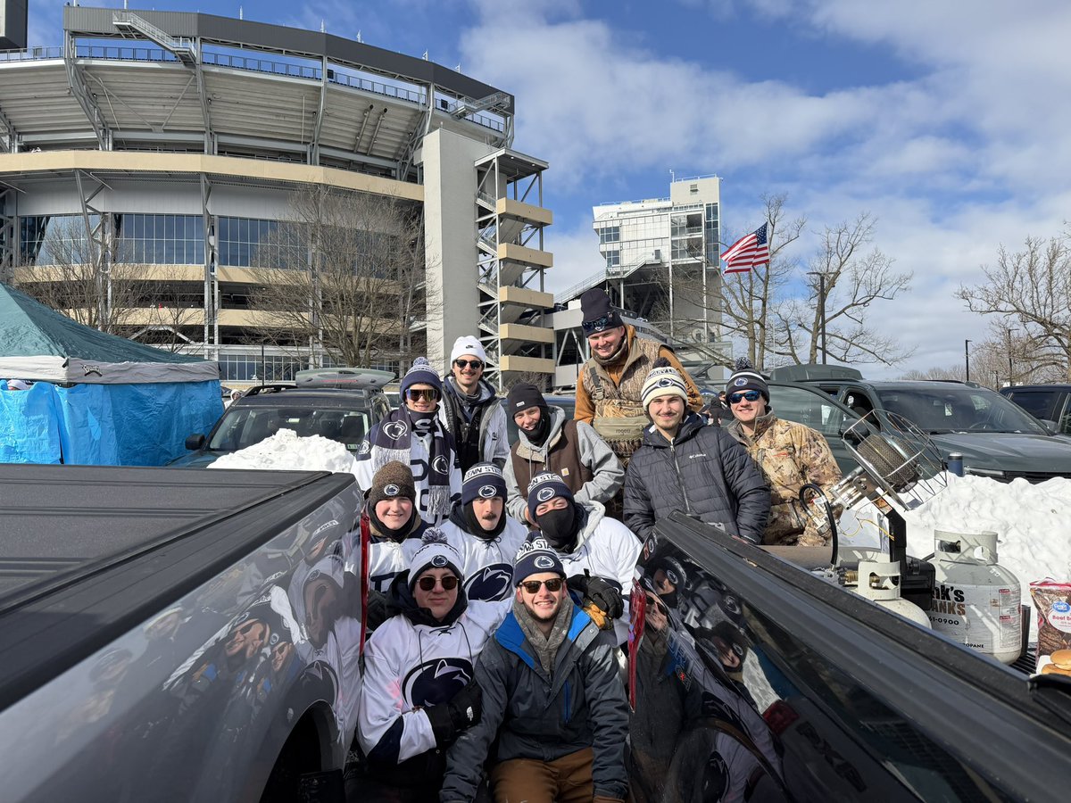 Turf 🤝 Hockey
Great group of <a href="/PSUTurf/">Penn State Turfgrass</a> boys here to worry about the grass under the rink. Beat MSU #weare