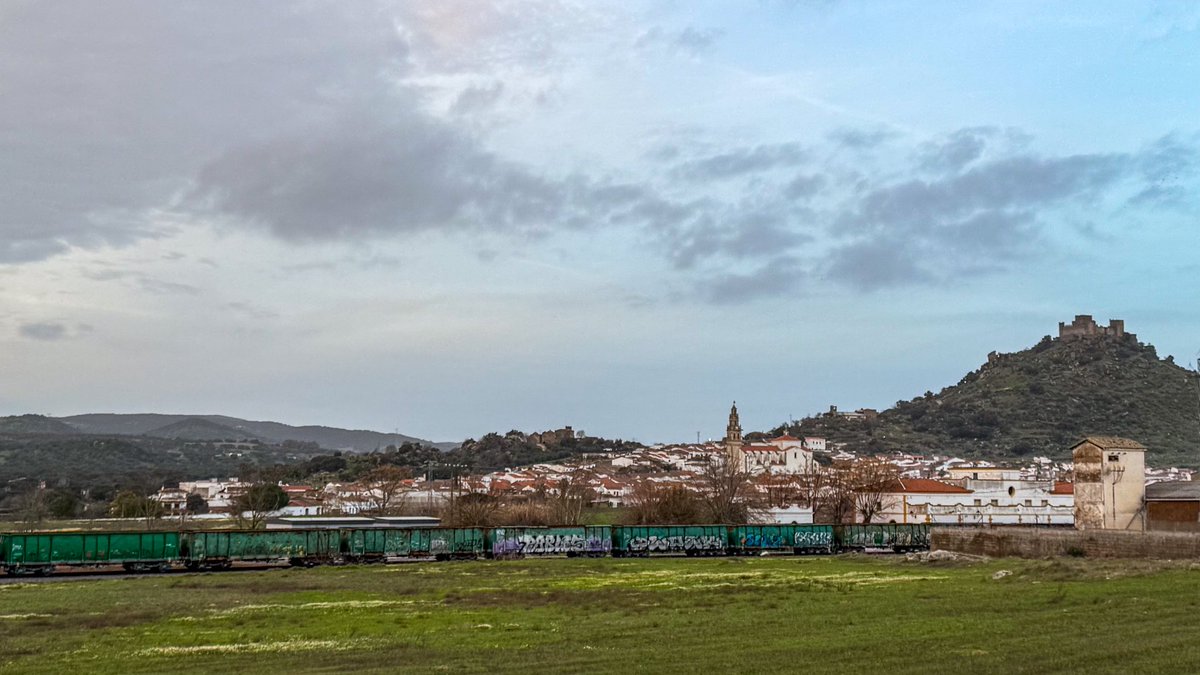 Buenas tardes desde Burguillos del Cerro, atardecer
#BurguillosdelCerro
.
.
<a href="/davidlopezrey/">David López-Rey</a> <a href="/tiempobrasero/">Tutiempo</a> <a href="/abarniol_tve/">Albert Barniol</a> <a href="/jesusTeniente/">Jesús Teniente</a> <a href="/agomezmeteo_tve/">Andrés Gómez</a> <a href="/carlos_benito/">Carlos Benito</a> <a href="/Tiempo_Mercedes/">Mercedes Martín</a>  <a href="/cextremadura/">Canal Extremadura</a>