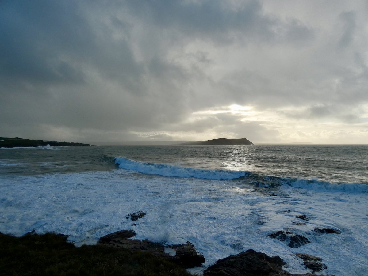 CliffsideKatie's tweet photo. High tide, Polzeath #springtides #Pentire #Polzeath https://t.co/qehfAfIYWe