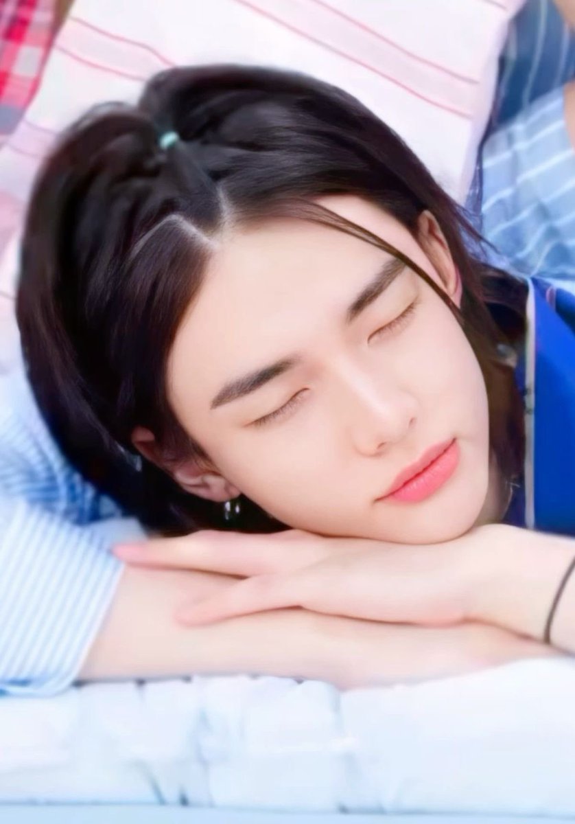 Hyunjin as the sleeping beauty, that’s it. That’s the concept 🫠
Quite, soft, dreamy, unreal in the best way.

~A thread 🧵
#Hyunjin