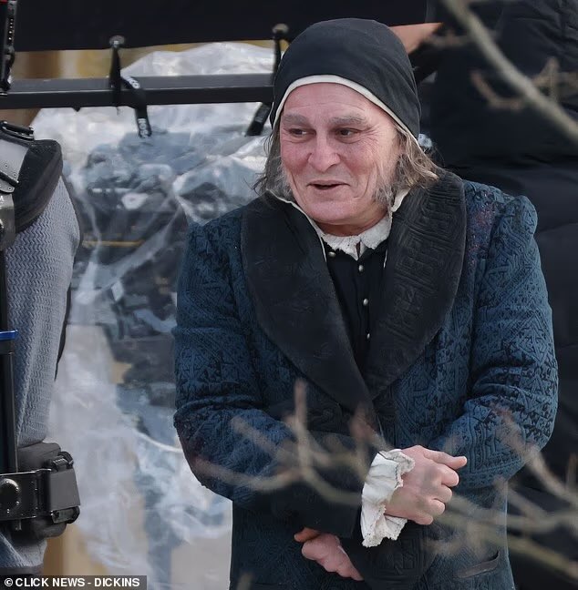 Ladies and gentlemen, here’s Johnny Depp as Ebenezer Scrooge! 🎩✨😳