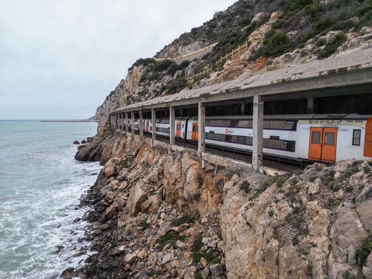 I pensar que agafa el tren abans que el cotxe xq pensaba que era més segur...

Abans va ser la sanitat, la economia i cultura.
Ara van x les infraestructures.

Quan no espavilem aquests fdp's d polítics espanyols i catalans ens deixaran una Catalunya destrossada i irrecuperable.