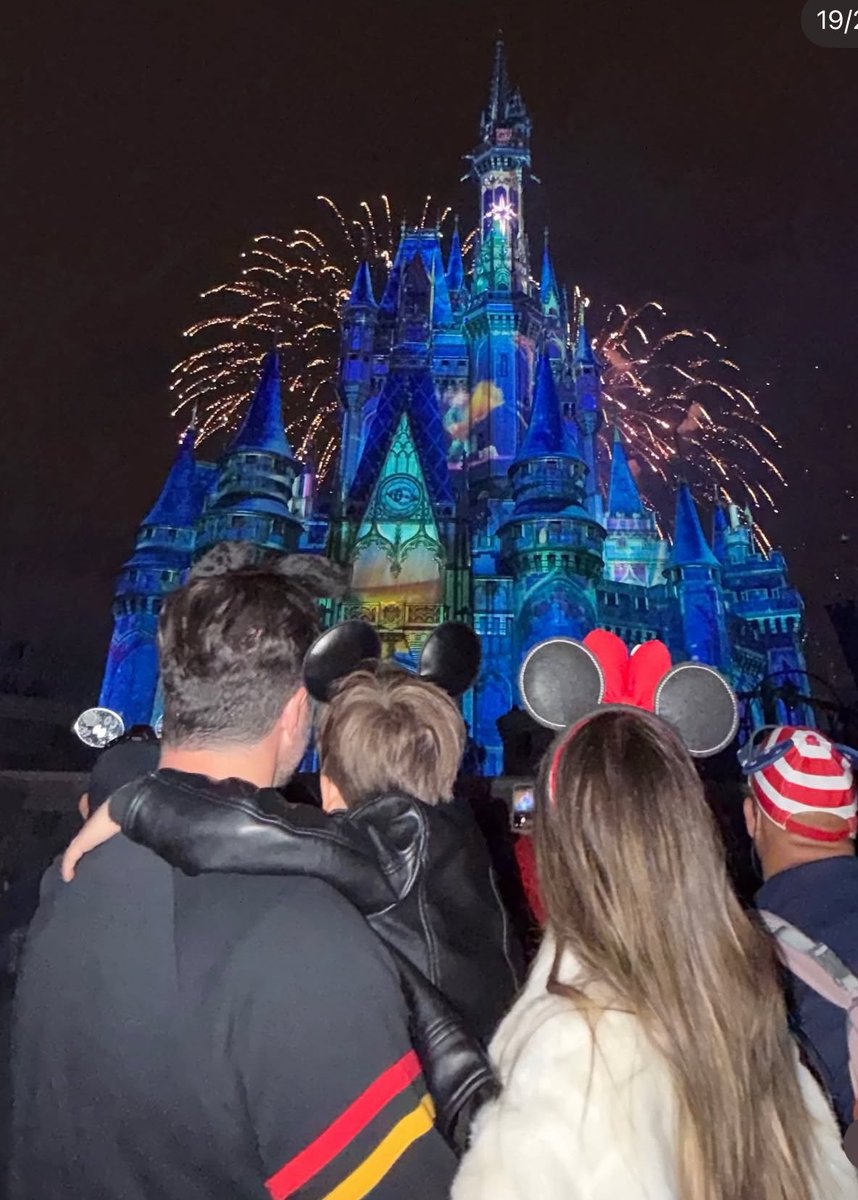 Que foto liiinda 🥹🙏🧿 dia desses era só flavinha e Marcelo aí agora tão levando o mini ser humaninho deles junto 🤏