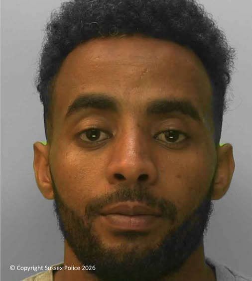 Alexandr4Denman's tweet image. Police hunt  Brighton beach sex attacker 
A man found guilty of attempted rape and sexual assault over an incident on Brighton beach has vanished after failing to attend court. A warrant has now been issued.
MAKE HIS FACE FAMOUS LETS FIND HIM SHARE AND SHARE PEOPLE!!