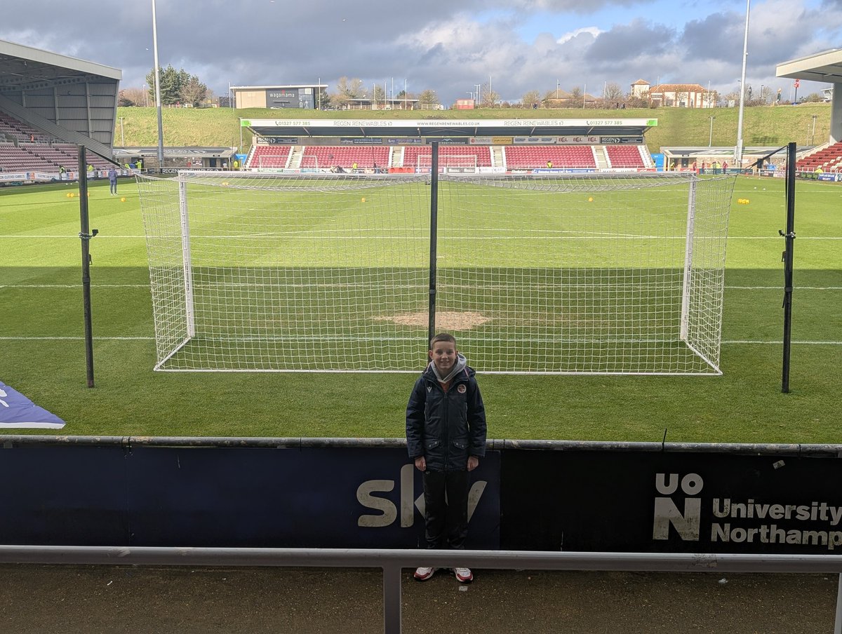 A n d y T o w tweet media