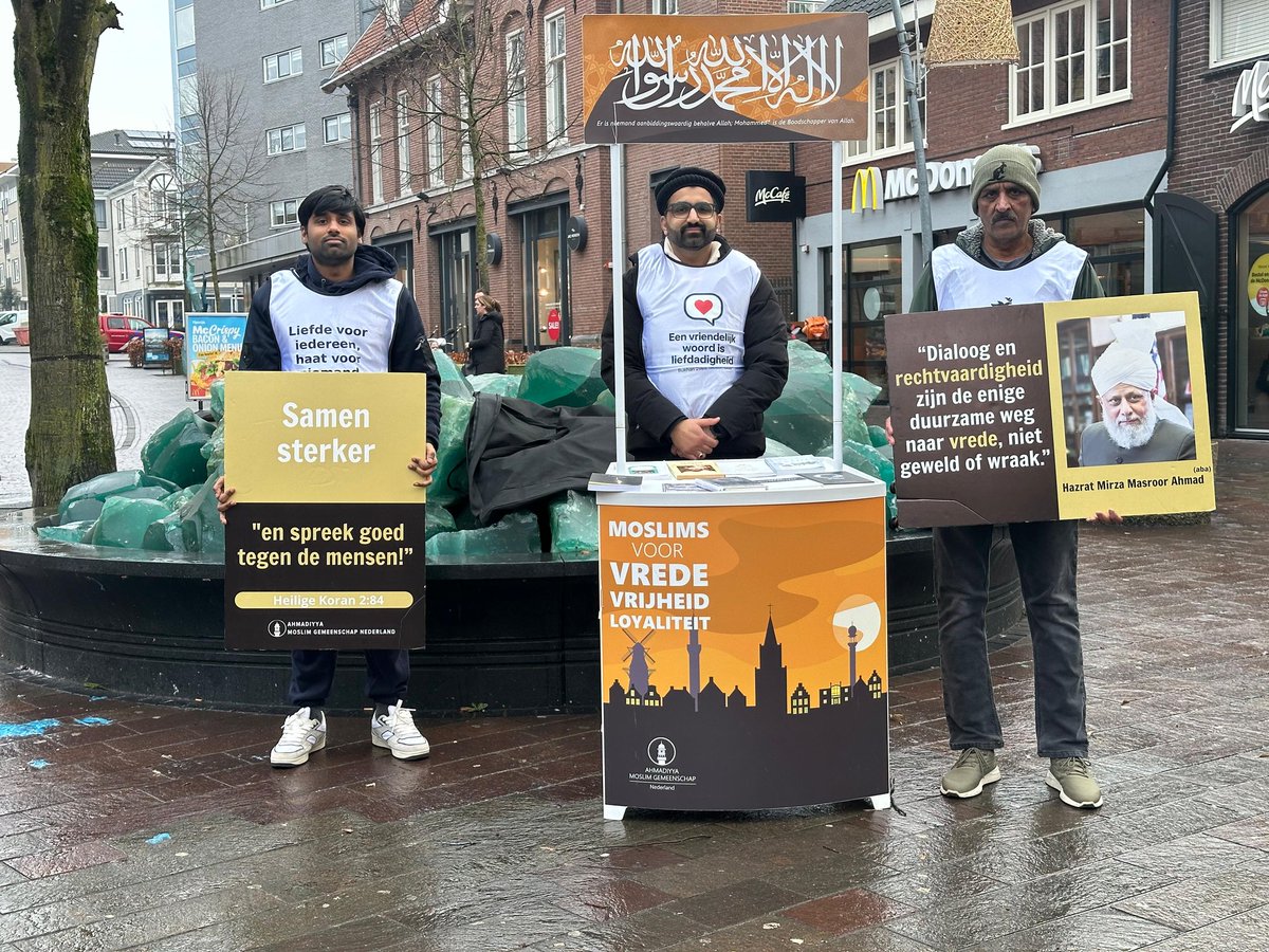AMJArnhem's tweet photo. Boekenstall in #Ede &amp; #Doetinchem 📚
9 waardevolle gesprekken, 2 boeken en meerdere folders uitgedeeld. De eerste aanwezigheid in Doetinchem was een waardevolle ervaring. #Islam #Ahmadiyya https://t.co/Lkeey4SFz5