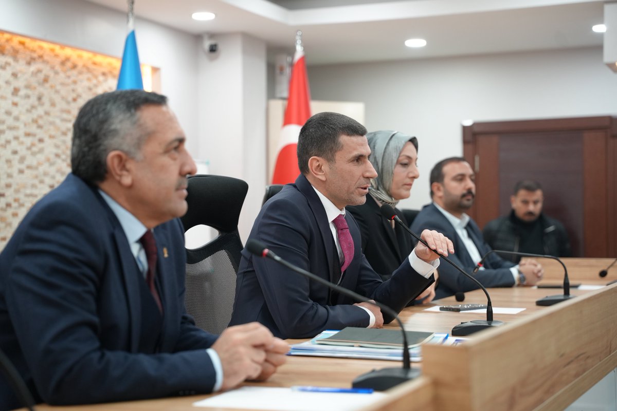 AK_PartiVan's tweet photo. İl Başkanımız Abdulahat Arvas, İl Koordinatörümüz Sayın Recep Aydın, ilçe başkanlarımız, önceki dönem belediye başkanlarımız, kadın ve gençlik kollarımız ile tüm teşkilat mensuplarımızın yoğun katılımıyla Danışma Meclisi toplantımızı gerçekleştirdik. Toplantımızda teşkilat çalışmalarımız kapsamlı bir şekilde ele alınmış, istişare ve değerlendirmelerde bulunulmuş, önümüzdeki döneme ilişkin yol haritası istişare edilmiştir. Birlik ve beraberlik içerisinde geçen toplantımızın teşkilatımız ve davamız adına hayırlara vesile olmasını temenni ediyoruz.
@akparti
@abuyukgumus 
@MustafaAlkayis 
@Recep_ayd25