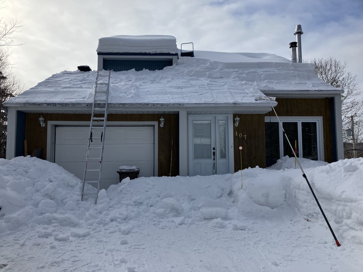Journée déneigement du toit, c’est du sport avec une température clémente à -10
