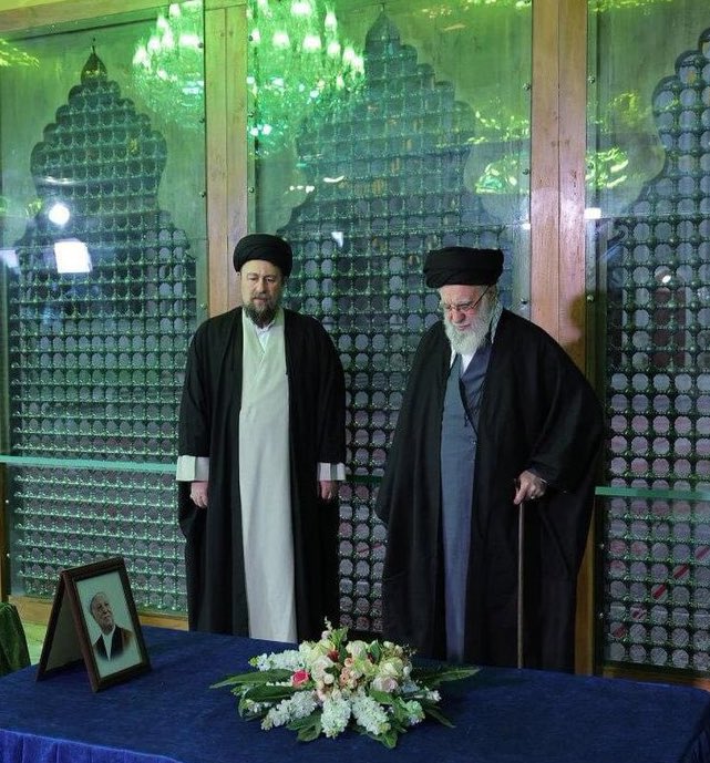 drkamranlawyer's tweet photo. مطلقا ذوب در ولایت نیستم و همه میدانند نقد جدی دارم ولی این حضور علنی و طبق روال همه ساله را با وجود لغزخوانی دشمن شجاعانه و روحیه بخش میدانم!  مقایسه کنید با اوباشی که از ترس کونشان یک توییت مختصر را بلافاصله بعد خروج از کشور زدند! یا آن جاکشی که ینگه دنیا و در امنیت کامل مردم ایران را به مسلخ فرستاد و در پاسخ چرایی فراخوان گفت خب طبیعیه جنگ تلفات دارد میخواستند با رژیم نجنگند! 
#ایران_ماندگار