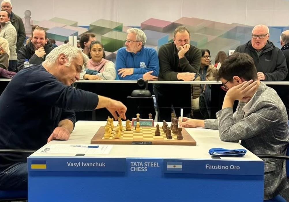 🚨99% DE PRECISIÓN: FAUSTINO ES UNA MURALLA🚨

Los talentos no se reconocen sólo por sus victorias, sino por comprender más que sus pares. El ajedrez, un juego infinito, es casi inabarcable. A los 12 años dominarlo es imposible. Pero a veces pareciera que Faustino ya lo hace.