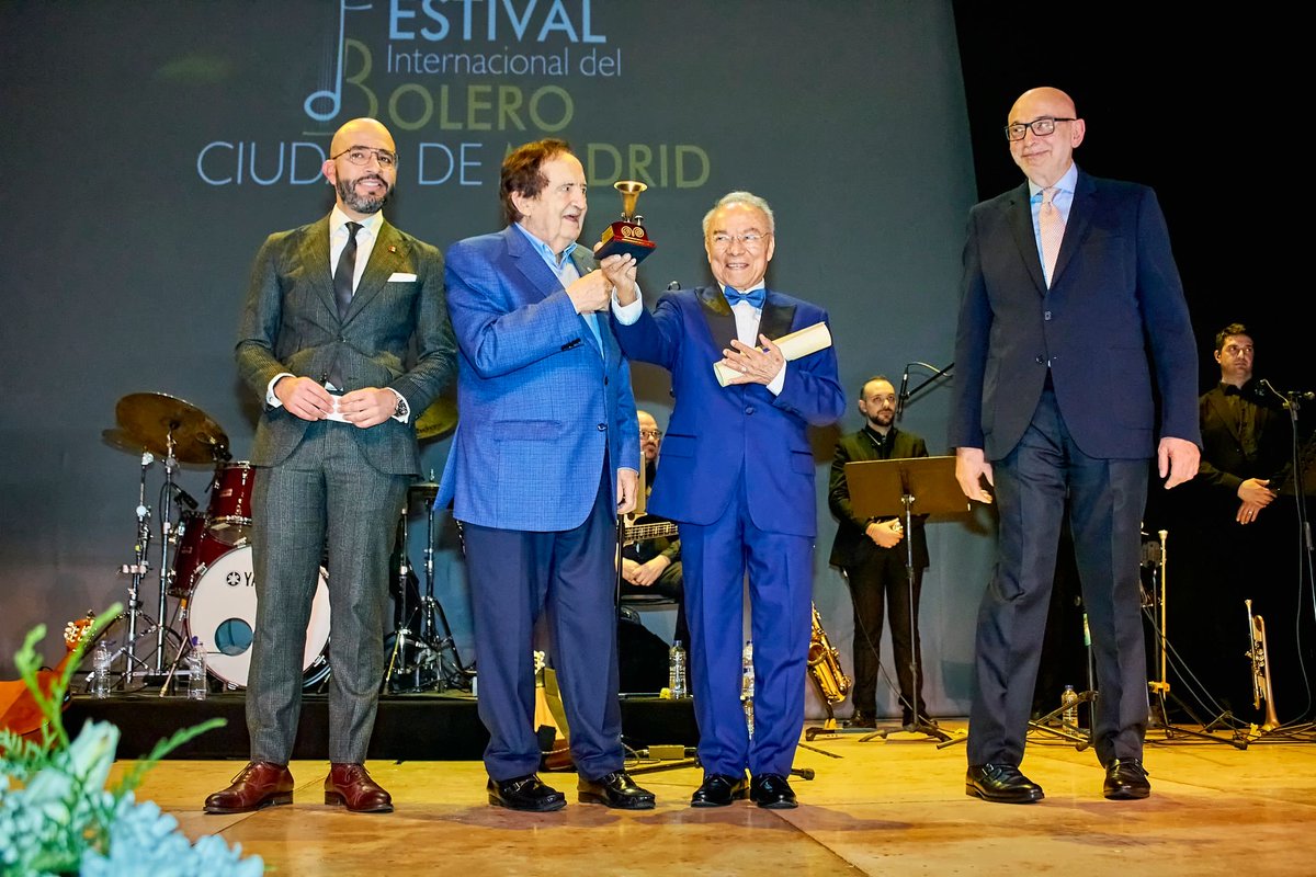RafaelBasurto's tweet photo. Gracias por el #reconocimiento #gramoladeoro en #España Por sus #emotivaspalabras  @JuanJoseLucasJimenez
Su apoyo #JuanManuelPeñalozaRuiz #HenryCristioperValdiviasandoval #ConsulTitular #Mexico  en #España https://t.co/cmM2AMRMAX