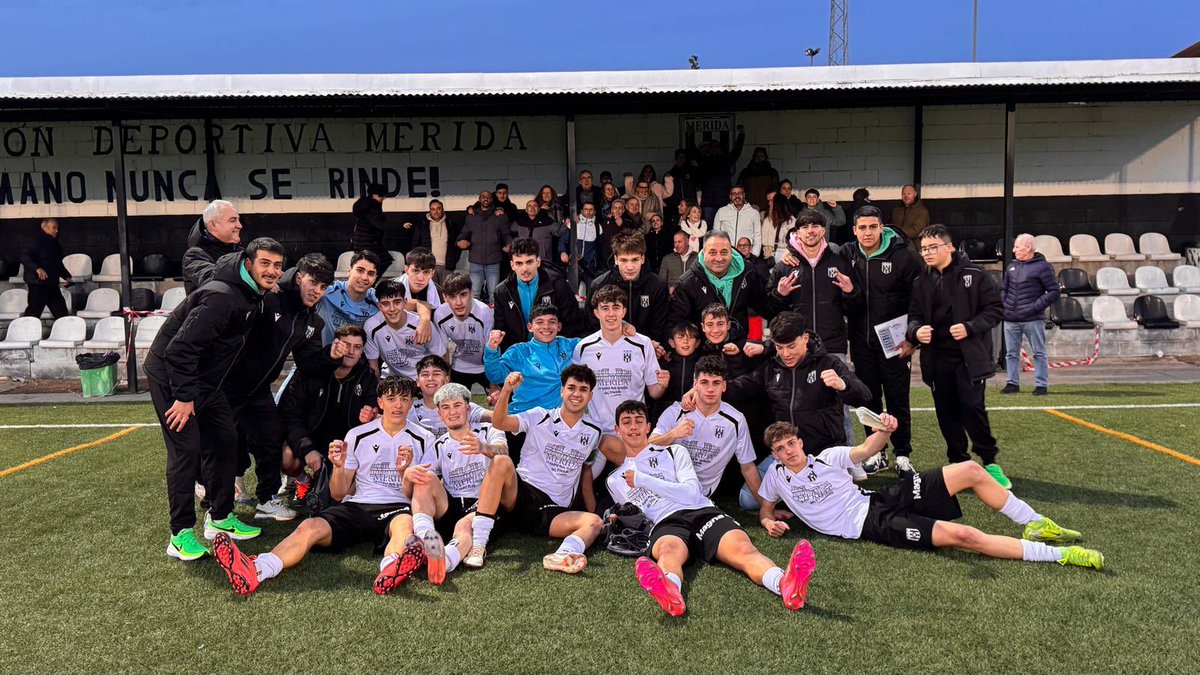 Academia_Merida's tweet photo. 🕺 ¡Estos chicos siguen dando guerra! 🔝

#JuvenilA 2-0 @cpflecha 

⚽️⚽️ Raúl

🙌🏻 ¡Vamos a por más, romanos! ⚪️⚫️ https://t.co/IIDzBxuf5T