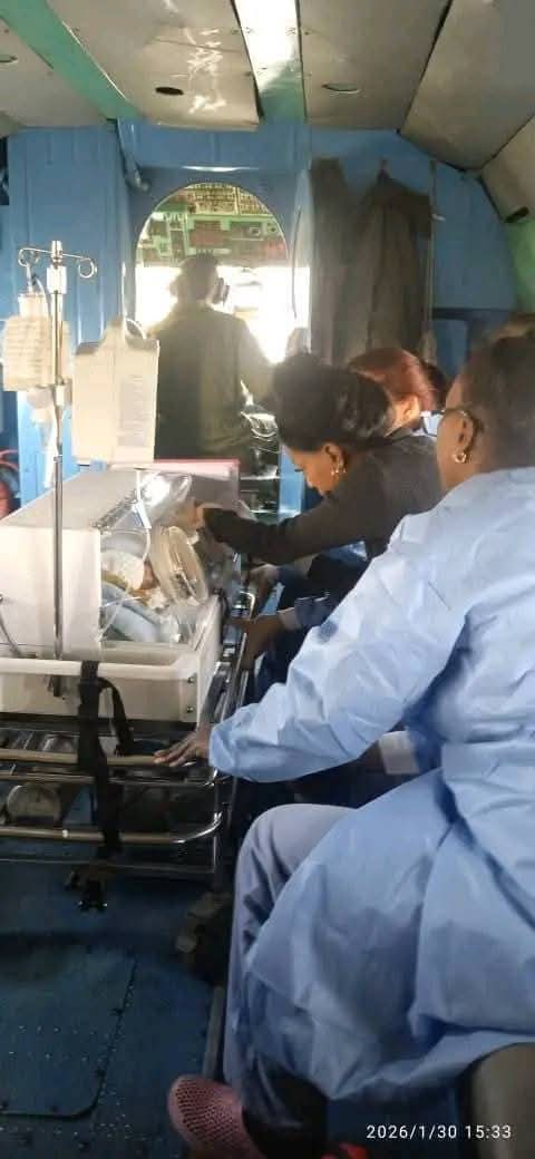 Menos de 24 horas de nacido tiene un niño de Isla de la Juventud trasladado hoy en un helicóptero de las #FARCuba hacia La Habana en busca de salvar su vida. Esta es la repuesta de un país ante una vida en peligro. Trump no sabes de que fibras estamos hecho los cubanos.