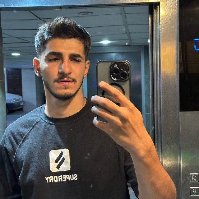 بچه‌ها من نمی‌دونم برای علیرضا چیکار کنم لطفا کمکم کنید.
علیرضا ابراهیمی ۲۲ ساله، از ۱۹ دی در اصفهان ناپدید شد و بعد از ۱۵ روز یه تماس گرفته که فقط گفته "زنده‌ام و زندانم"
حتی فرصت نشده مادرش مطمئن شه که صدای علیرضاست.
#علیرضا_ابراهیمی
#بازداشت_غیرقانونی