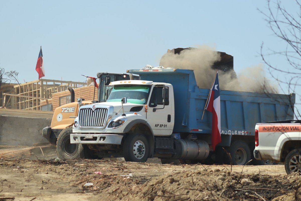 MOPBiobio's tweet photo. En #Lirquén, sector Vista Hermosa y Geo Chile, equipos de la Dirección de Vialidad del MOP continúan con la remoción de escombros para avanzar en la normalización del territorio. Ya son 2 semanas de trabajo ininterrumpido: un despliegue en terreno que no se detiene. https://t.co/QfpdcrLrxg