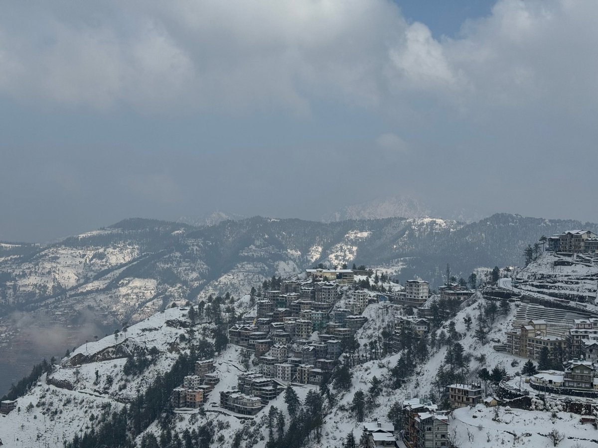 tanikshadeolia's tweet photo. and it SNOWED https://t.co/dThdiwsCXV