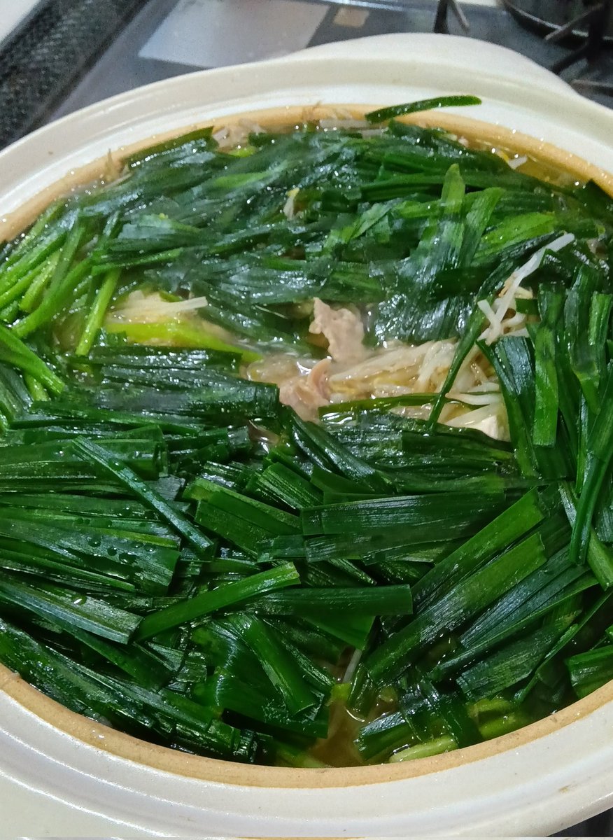 Tempest_FGR2's tweet photo. 鶏ミンチ使わなで冷凍和牛ホルモンあったからモツ鍋にした。ニラ3束200円やったんでどっさりと。乾燥唐辛子はさっと水くぐらせると綺麗に切れまっせ。

#料理好きさんと繋がりたい　
#Twitter家庭料理部 #X家庭料理部 #料理記録 #家庭料理 https://t.co/2euuk2pPBX