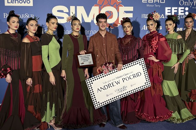 EFE_Andalucia's tweet photo. Guillermo Rodríguez, conocido artísticamente como Yermo Rodríguez, ha definido su colección 'Mela', con la que ha ganado el premio al mejor diseñador joven en la Semana de la Moda Flamenca de Sevilla (SIMOF), como el "te quiero" a su madre que a veces no se dice al salir de casa. https://t.co/kERObKfAi5
