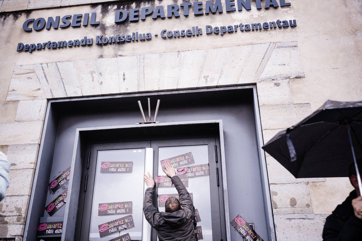 Esparru guztietan, baita epaitegietan ere, euskaraz mintzatzeko eskubidea aldarrikatzeko eta <a href="/EHEbizi/">Euskal Herrian Euskaraz</a>|ko auzipetuei elkartasuna adierazteko elkarretaratzean parte hartu dugu Baionan dozenaka herritarrekin batera.

#EuskarazBiziNahiDugu