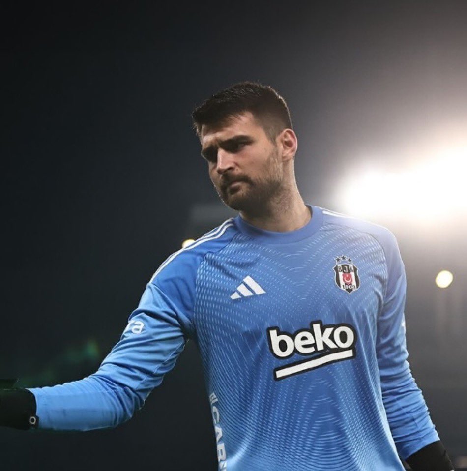 Size yemin ederim; hiçbir Süper Lig takımında 1. kaleci olamaz. Hiçbir Süper Lig takımında! Ama senelerdir Beşiktaş’ta.