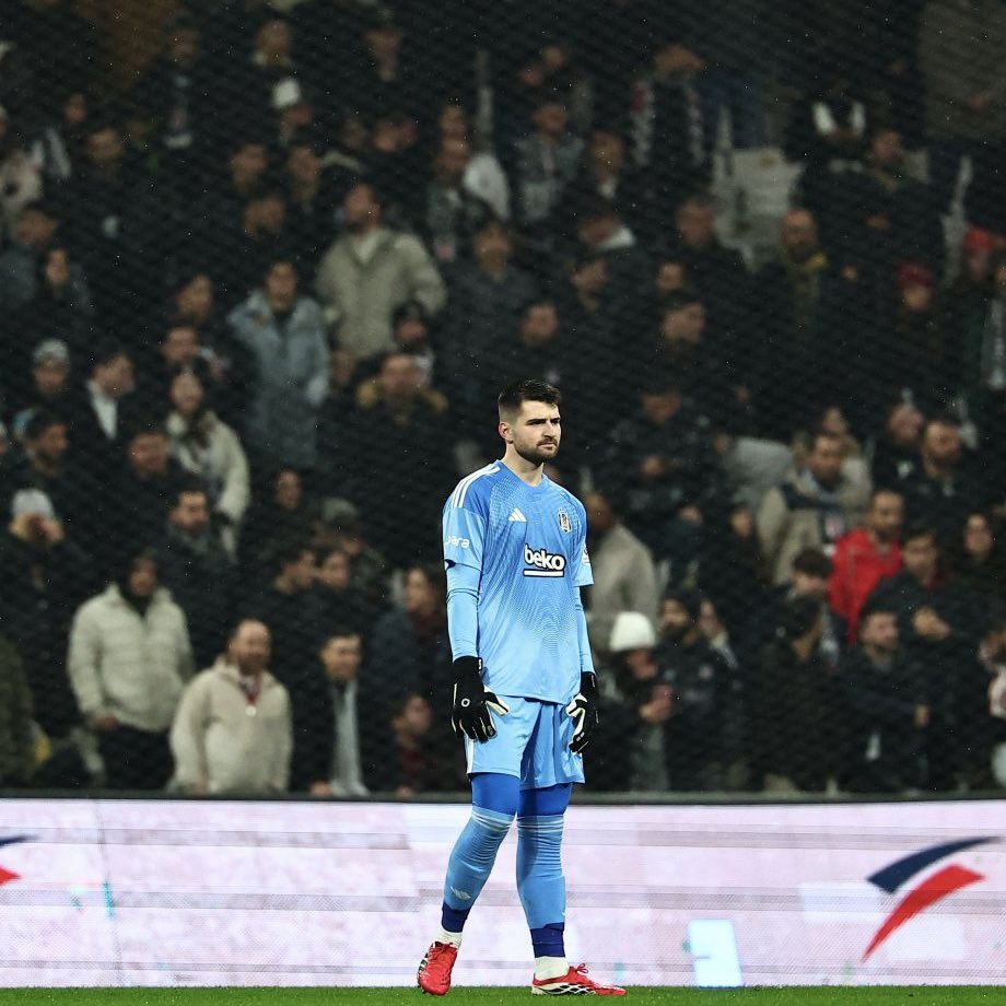 Ersin Destanoğlu'nu ıslıklanıyor.