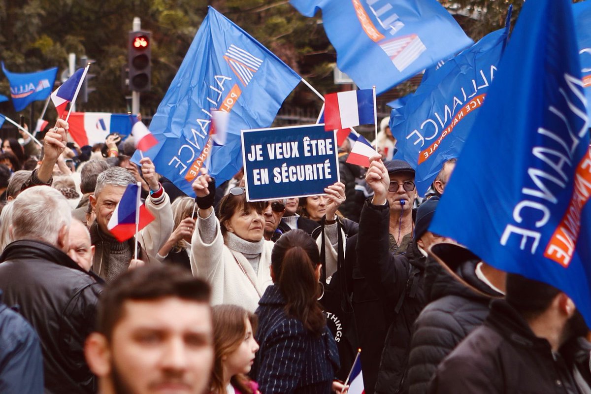 Delpech_V's tweet photo. 🇫🇷Aujourd'hui à #Nice06 avec @O_de_Gubernatis et @Pozzo_diBorgo pour soutenir et défendre ceux qui nous défendent ! https://t.co/5qXNEN2QV9