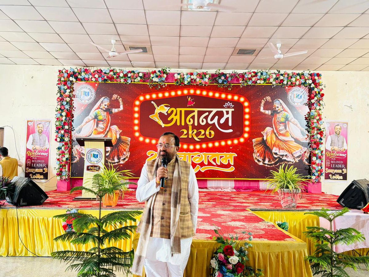 Sirohikiaawaz's tweet photo. #Sirohi आनन्दम 2K26 सांस्कृतिक कार्यक्रम में दिखा युवाओ�� का जोश, दिलीप सिंह और अनामिका रावल को मिस्टर और मिस सिरोही का खिताब, #Anandam2K26 #NSUI
सिरोही. NSUI के बैनर तले पनिहारी गार्डन में आयोजित आनन्दम 2K26 सांस्कृतिक कार्यक्रम में युवाओं का उत्साह देखते ही बना, कार्यक्रम संयोजक वनेपाल सिंह देवड़ा की भी सक्रिय भूमिका दिखी, आयोजन में अनेक प्रतिभागियों ने नृत्य और संगीत की शानदार प्रस्तुतियाँ दी, कार्यक्रम के दौरान मिस्टर एवं मिस सिरोही प्रतियोगिता भी आयोजित क��� गई, जिसमें मिस्टर सिरोही का खिताब दिलीप सिंह और मिस सिरोही का खिताब अनामिका रावल ने जीता,
कार्यक्रम में  मुख्य अतिथि के रूप में पूर्व विधायक संयम लोढ़ा उपस्थित रहे, उनके साथ दशरथ नरुका, मनोज राजपुरोहित, हितेश पारीक, चम्पालाल तिरगर, राहुल राजपुरोहित, प्रकाश प्रजापति, रतन माली सहित अन्य गणमान्य अतिथि मौजूद रहे, NSUI कार्यकर्ताओं द्वारा आयोजित यह कार्यक्रम भव्य और सफल रहा।
