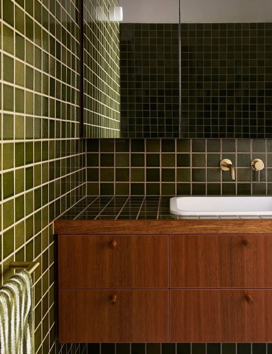 pamvonhadder's tweet image. best color combo: brown + green