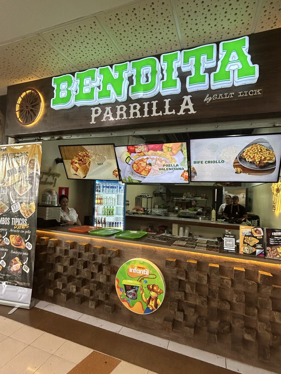 Casi no publico cosas porque no tengo redes, pero si ustedes quieren comer rico, almuerzo casero, barato, vengan a este lugar en el Santa Lucía plaza. Lo mejor la atención de esta extraordinaria señora. Un abrazo para ella!!! Se iba escondiendo