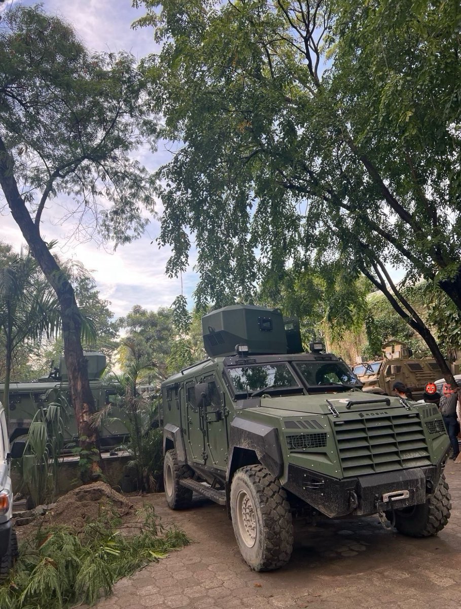 bronzeagemantis's tweet image. Just romantic stroll through the forward base. I like mix New World corrugated steel armored car much foliage