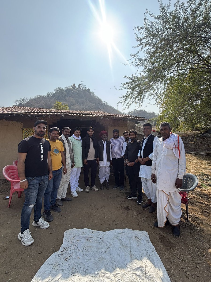 Gopal_Bassi's tweet photo. देश का बेस्ट टूरिस्ट विलेज: #देवमाली में भगवान श्री देवनारायण जी का आशीर्वाद प्राप्त किया झाड़ू वाले बाबा श्री राधाकिशन जी के पौत्र छोटे सरकार महादेव जी गुर्जर का स्नेह मिला 
पूज्य माँ घिसी बाई जी जिनकी उम्र 105 साल हो चुकी है उनका आशीर्वाद प्राप्त किया
#Devmali #ShriDevnarayanJi https://t.co/4iFJeaq7gv