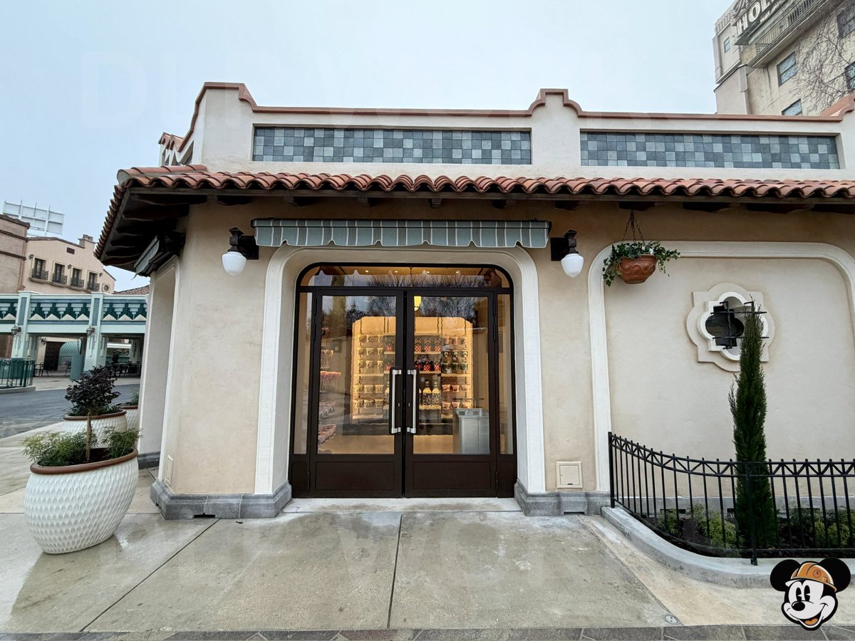 DLPWorks's tweet image. [Live] 🔍🚧 More photos/ details from the new boutique, just before this morning’s opening!

➡️ Additional photos highlight the final details of the shop, which opened this morning.
➖ The overall design is seamlessly integrated into the area.
➖ Strong visual continuity with the