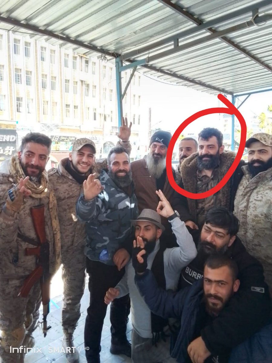 أحد أشهر فلول الأسد المجرم يعرب زهر الدين ابن المجرم عصام زهر الدين يشارك اليوم في مظاهرة ساحة الكرامة
هذا المجرم هو أحد قادة ميليشيا الحرس الوطني التابع للهجري