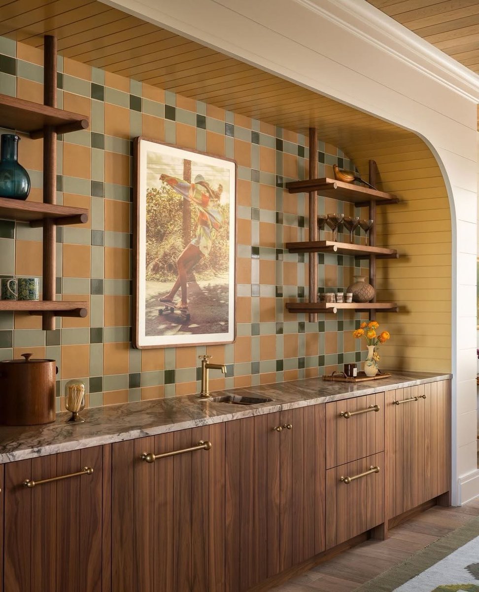 pamvonhadder's tweet image. girls don’t want flowers they want a beautiful brown kitchen 🤎✨