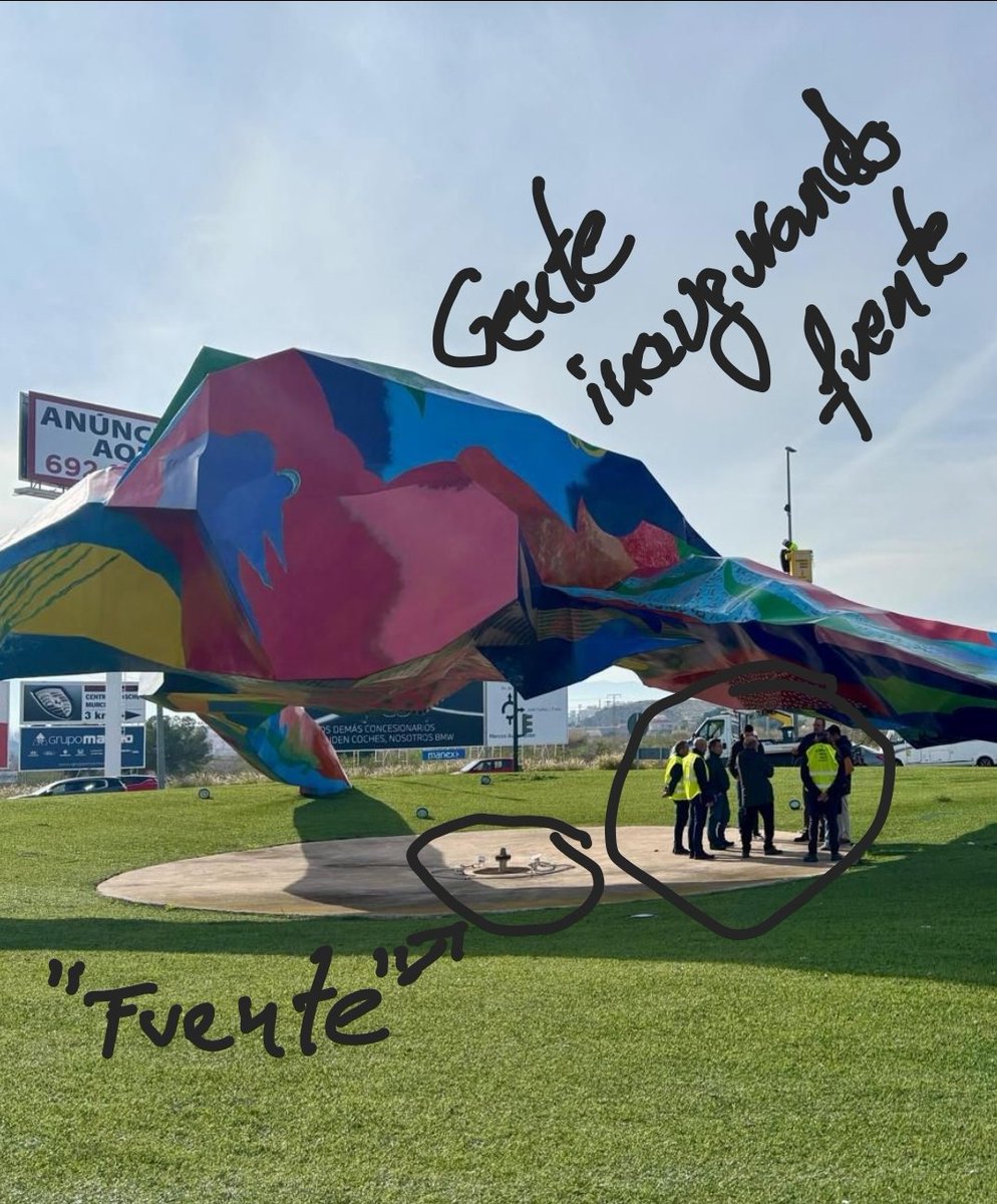 No es broma. Han ido 8 personas, concejal incluido, a inaugurar esa "fuente". 

En #Murcia, casi 500.000 habitantes.

¿Solo me parece ridículo a mí?