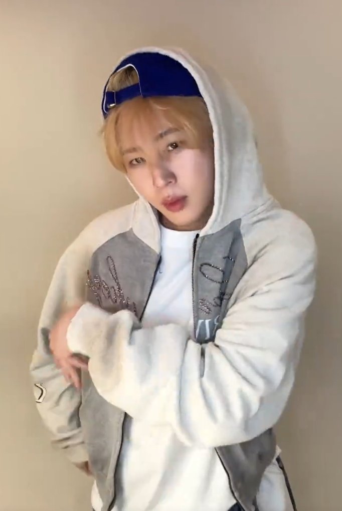 성운아~ 우와~ 성운이 진짜 멋있다~^^ 이런 분위기까지 좋아하게 만드는 매력 만점 우리 성운이.. 진짜 다 잘한다 성운아.. 매력이 흘러 넘치세요.. 음~ㅎ 춤선은 부드럽고 눈빛은 강렬하니까 너무 멋있네.. 또 반했오.. 꺄~^^ 난 성운이의 춤선이 너무 좋아~ 고마워 성운아~^^❤️