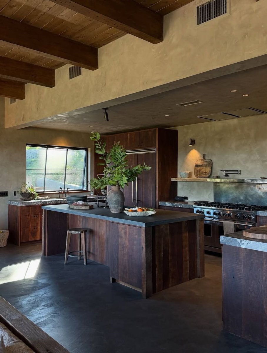 pamvonhadder's tweet image. girls don’t want flowers they want a beautiful brown kitchen 🤎✨