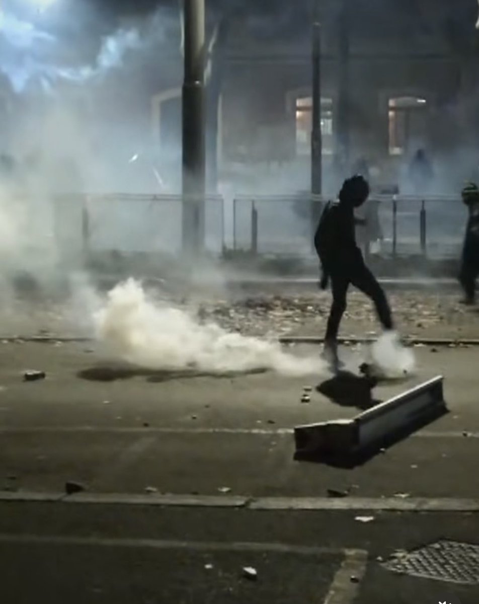 Anarchici ed esponenti dei centri sociali, pugno chiuso e volti coperti, hanno scatenato scene di guerriglia a #Torino.
Lo avevano detto: “riprenderci la città… non sappiamo come finirà”.

Noi lo sapevamo benissimo: violenza e devastazione.
Del resto l’impunità è la stessa di