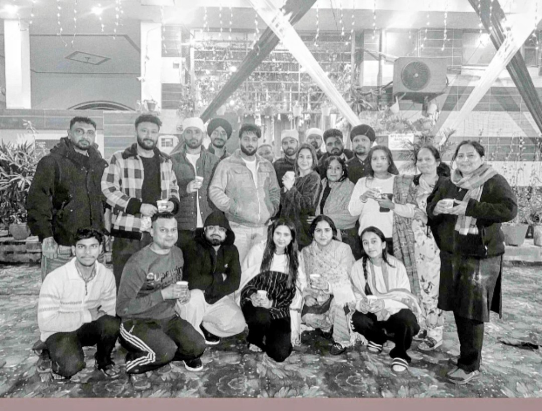 ParamkaurGhuman's tweet photo. Shehnaaz's family❤
@ishehnaaz_gill @ShehbazBadesha 
#ShehnaazGill https://t.co/pzgZ6vQTDO