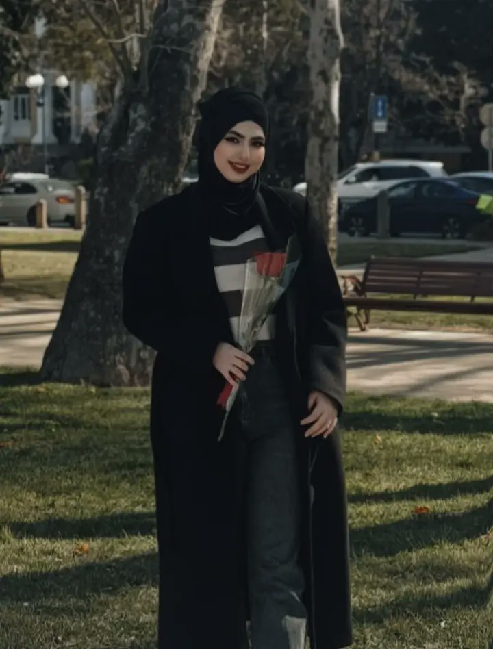 syeda_samreenzh's tweet image. Dressed in shadows, 🧥✨
carrying a piece of the sun. ☀️🥀
In a world of concrete and rush, 🏙️👣
I am the poetry that has just begun. 📜🕊️
A single rose, a silent story, 🌹📖
and a heart elegantly undone. 🎐
🖤#modestchic #hijabifashion #streetstyle #minimalistoutfit #blackcoat